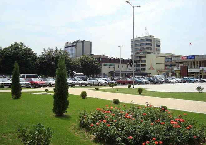 Dosya:Hotel Macedonia and the square.JPG